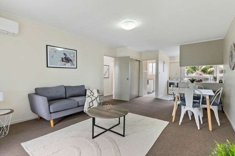 2/200 Chivalry Road Glenfield_1