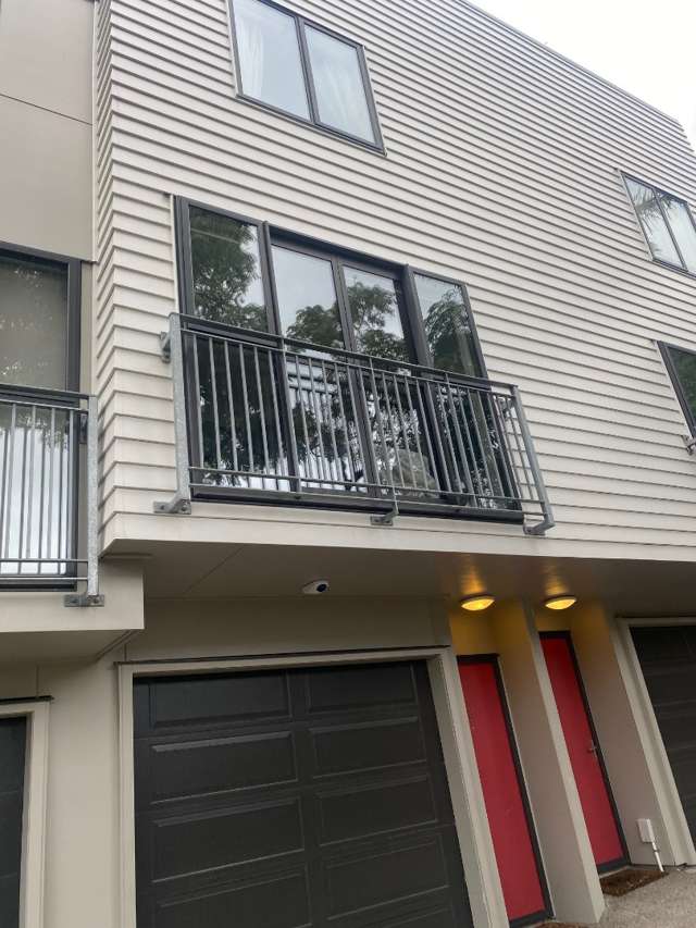 Pet friendly 3 bedroom townhouse to rent - Avondale
