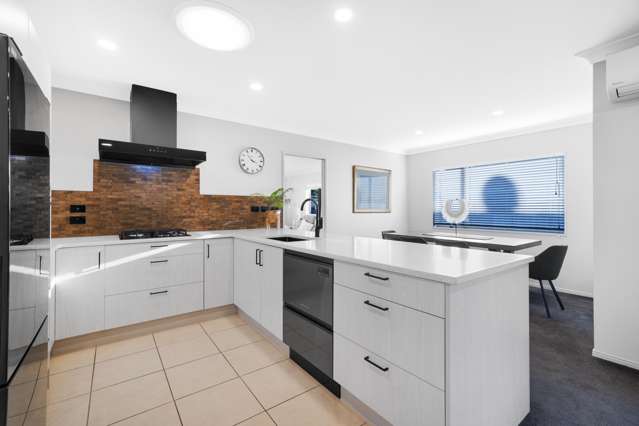 8 Belfry Place Wattle Downs_1