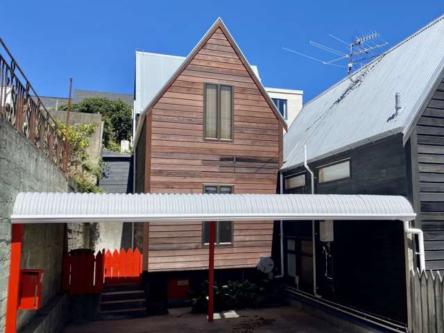 MULTI-LEVEL TOWNHOUSE IN MT VIC