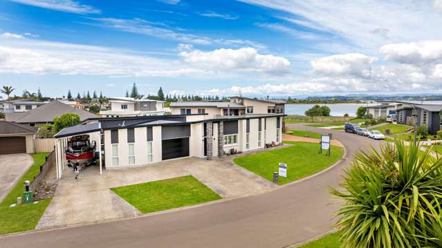 Timeless, easy-care elegance across from harbour!