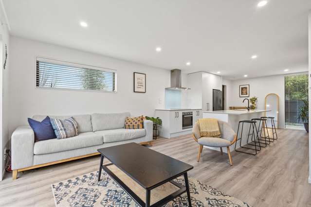 Modern Townhouse Steps from Arena & Hagley Park