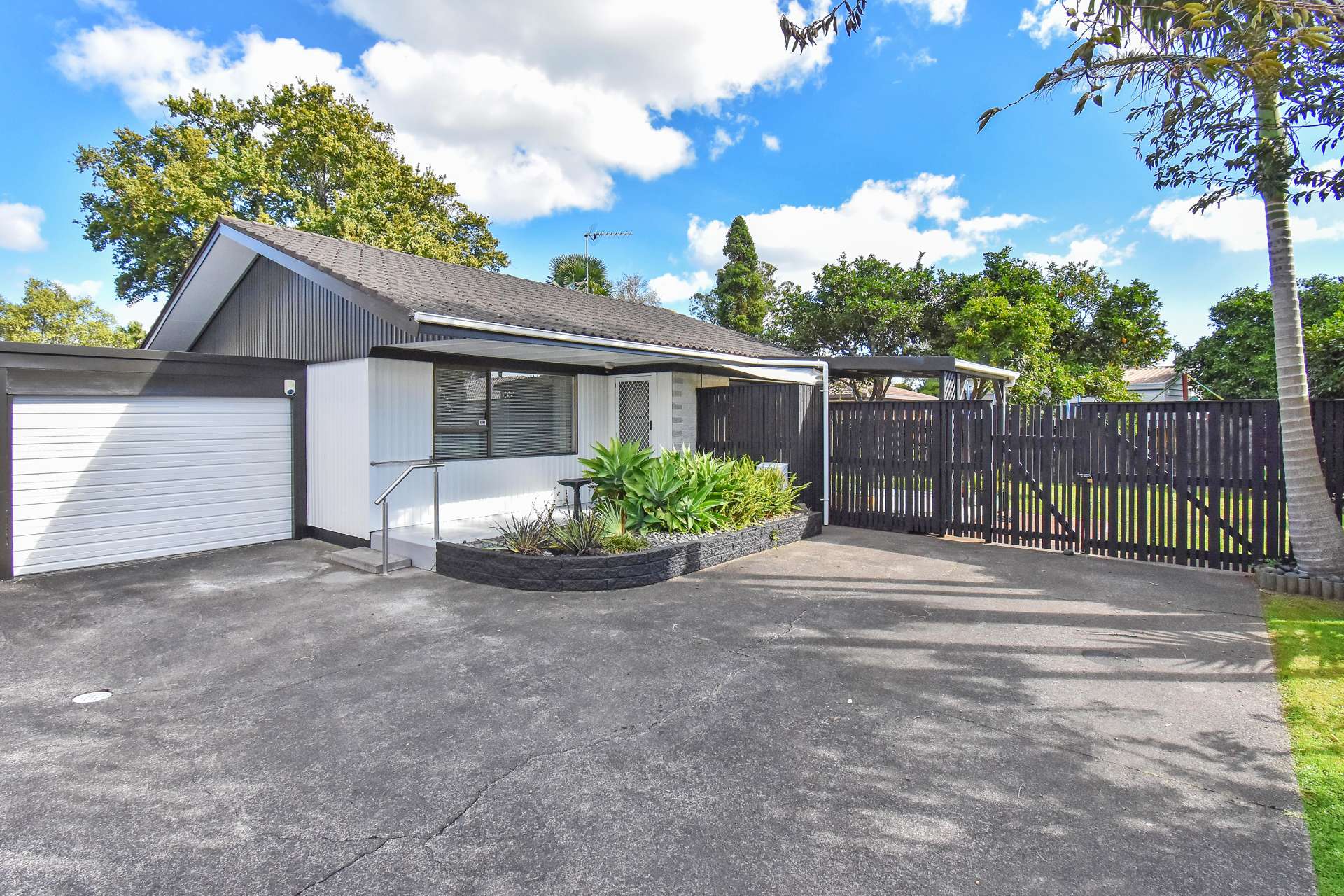 2/11 Beaumaris Way Conifer Grove_0