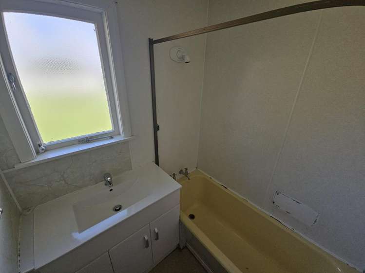 17 Sutton Crescent 10938_5