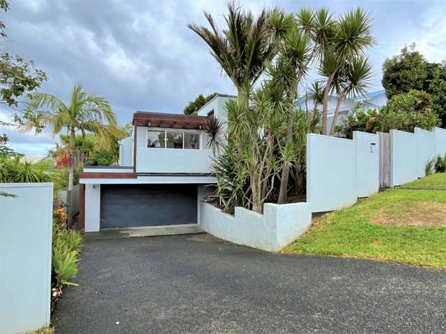 Modern 4 bedroom home in Sunnynook with great views