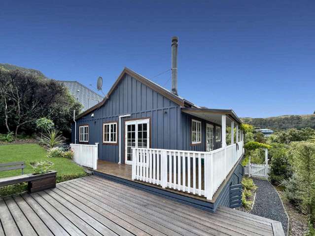 LYTTELTON - TWO BEDROOM, HEAT PUMP, LOG FIRE WITH SEA VIEWS