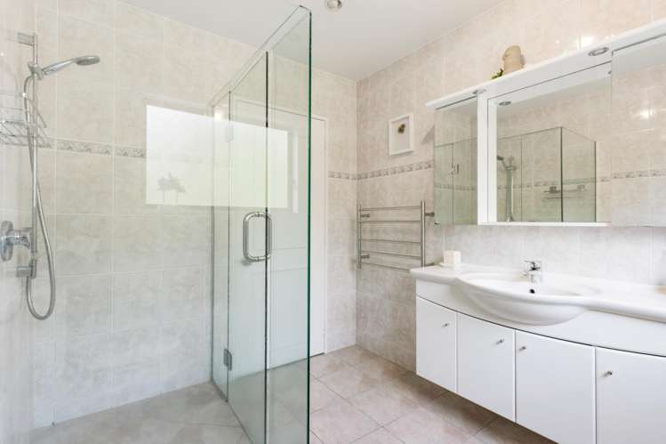 2/3 Whitby Crescent Mairangi Bay_15