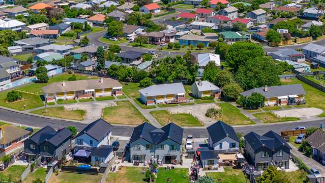 1213–1225 Cunningham Crescent Mayfair_2