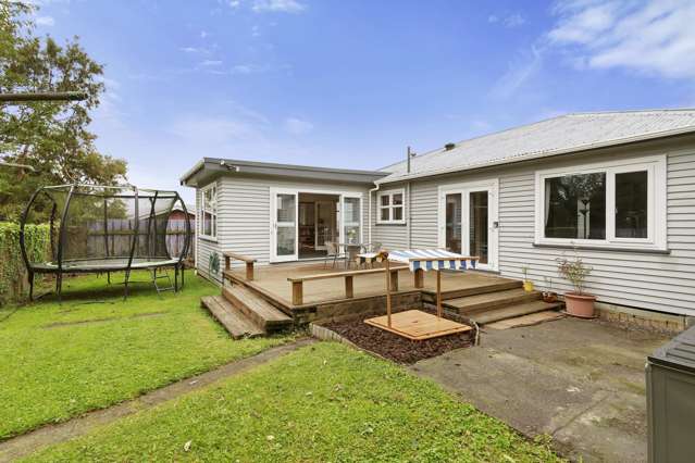 Sun-Drenched Family Oasis in Fernlea