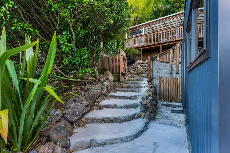 894 West Coast Road Waiatarua_2