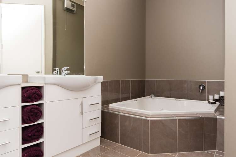 17 Hunter Drive Awatoto_12