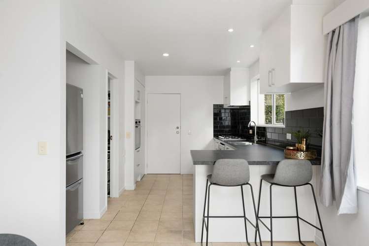 2/64a Toorak Avenue_5