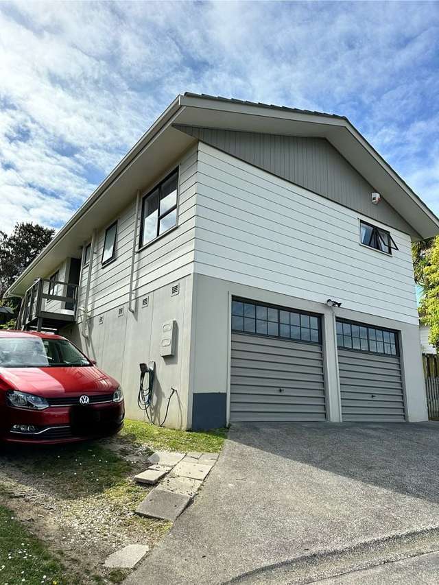 Tidy 3BR Home in Totara Vale!