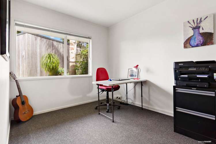 1/1 De Val Drive Titirangi_5