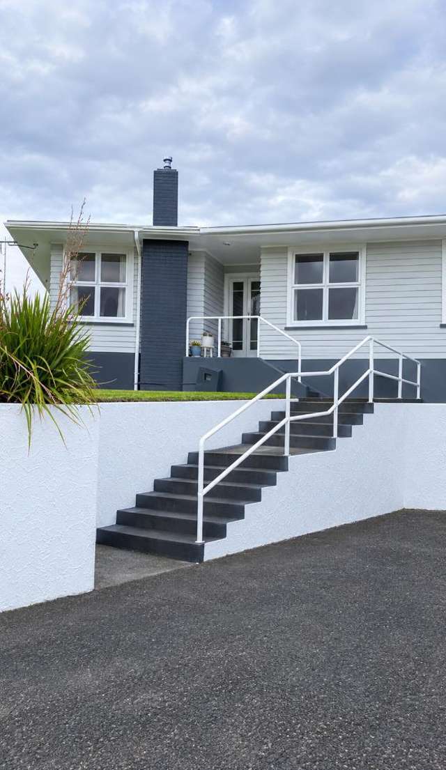 LARGE 4 BEDROOM, 1 BATHROOM FAMILY HOME