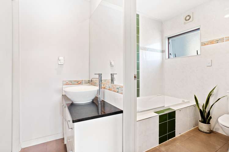 6 Fernbank Lane Greenhithe_17