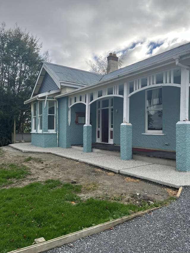 3 Bedroom Spacious Character Home with Stunning Views $550 Per week