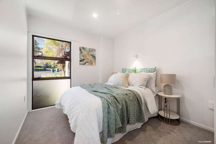 2/918 Beach Road Waiake_9