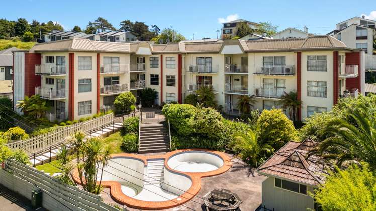 2/10 Hunter Street Hamilton Central_12