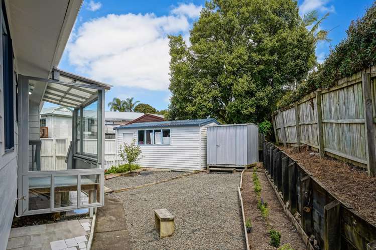 5/7 Duncan Avenue Te Atatu South_11