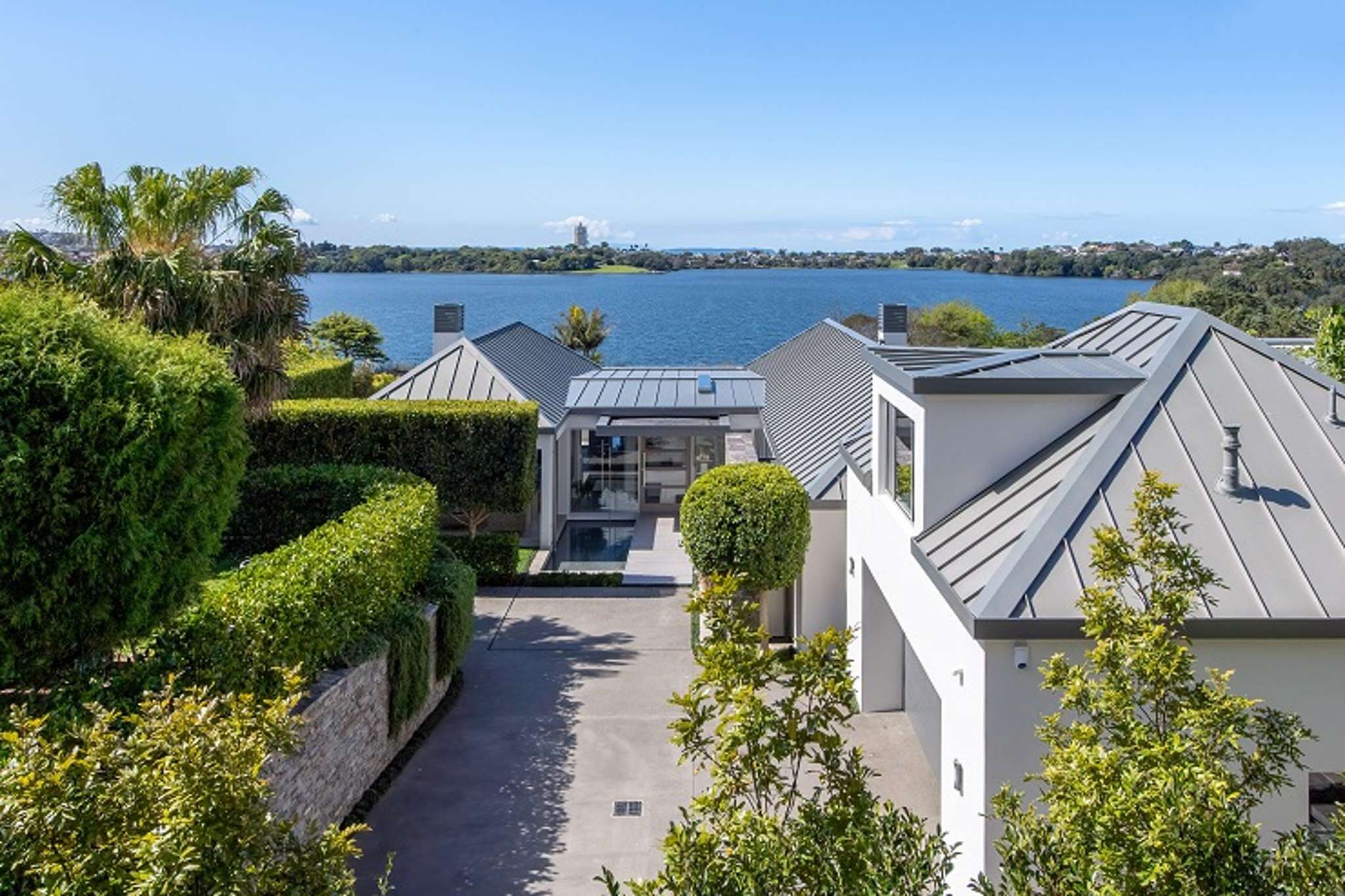 Sublime design on the edge of Lake Pupuke