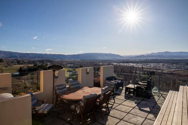 EXCEPTIONAL FAMILY LIVING - COMMANDING VIEWS