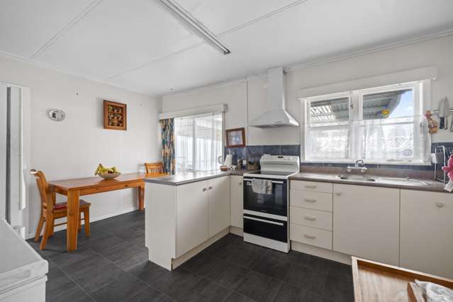 Room for Everyone - Big Deck, Bonus Sleepout & Massive Garaging