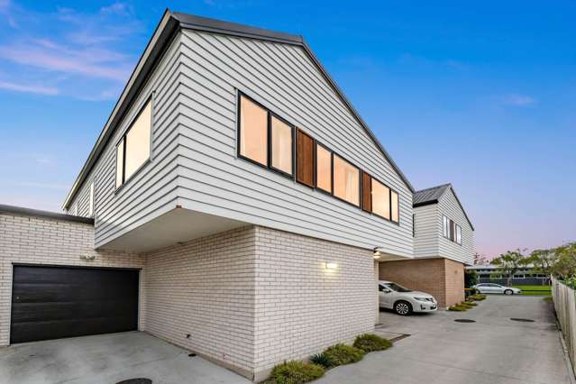 Freestanding Freehold Stunner!
