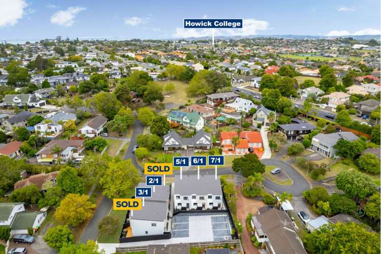2 /1 Photinia Place Botany Downs_14