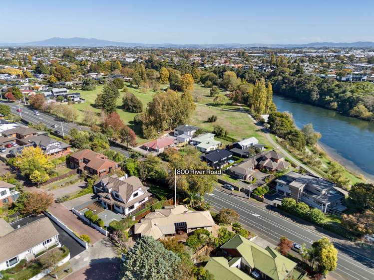 800 River Road Chartwell_1