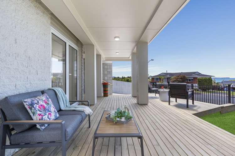 16 Paisley Street Mellons Bay_2