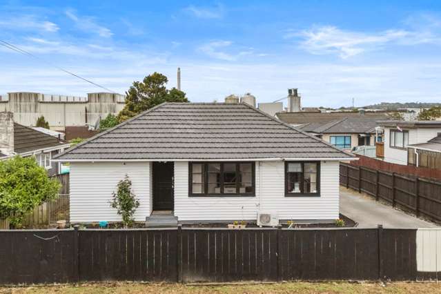 Papatoetoe must-sell Road-Frontage & Double Garage
