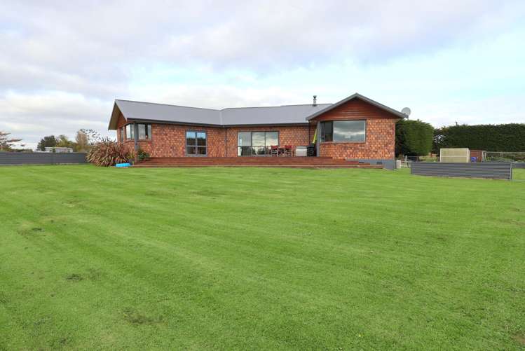 203 Pomona Road East_0