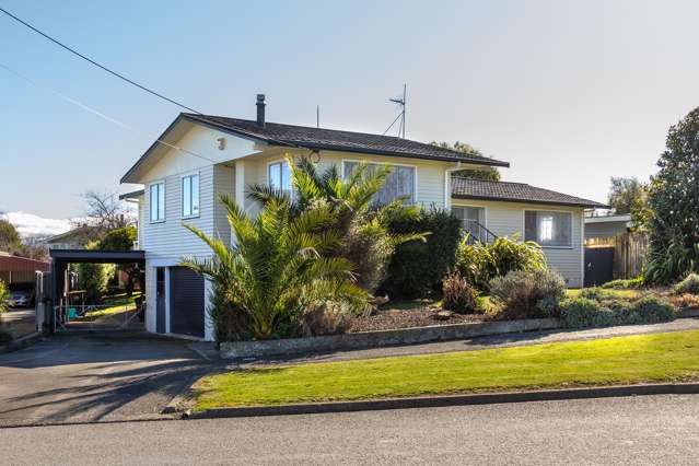 3 Bedrooms, Heaps of Garaging