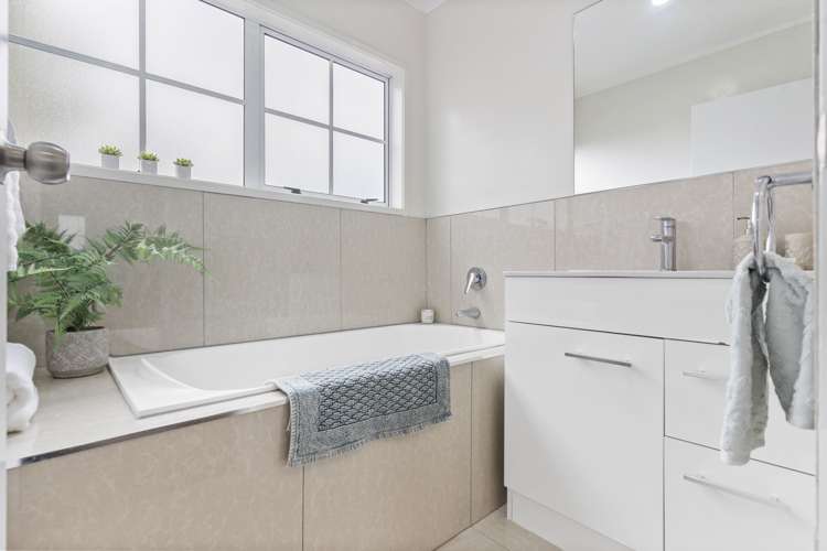 2/73 Botany Road Botany Downs_12