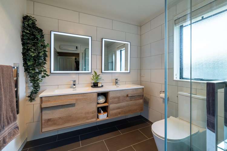 6 Shadbolt Drive Leamington_13