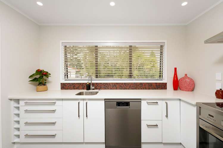 2/15 Castaing Crescent Te Atatu South_10