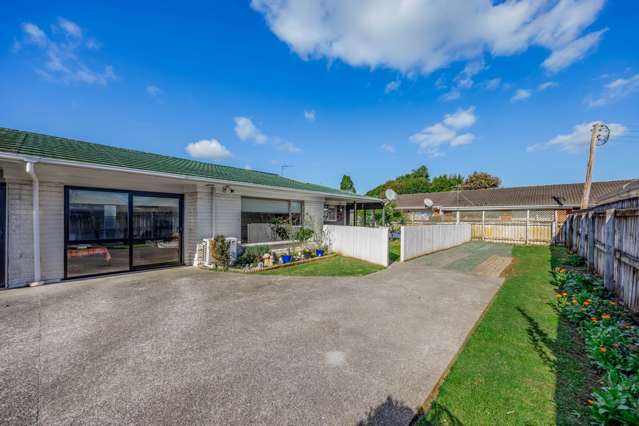Perfect Family Home: Huge Yard & 3+ Car Parking