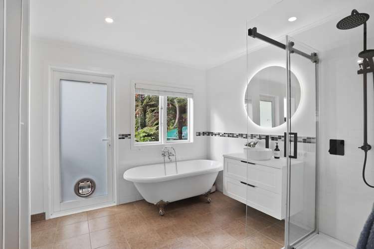 462 Scenic Drive Waiatarua_20