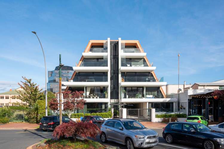 2/1152 Whakaue Street_0