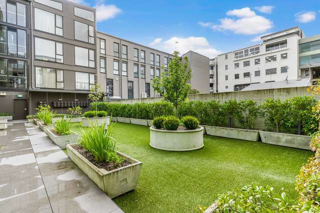 Boutique Top Floor Apartment - City Fringe Location!