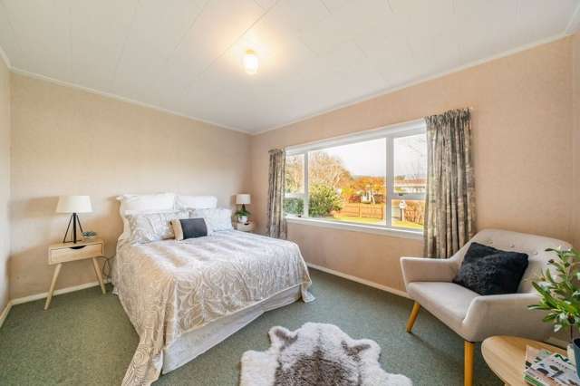 Sunny Silverstream Home – 2 Min Walk to Train!
