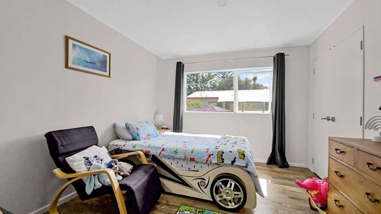 2/137 Awaroa Road Helensville_11