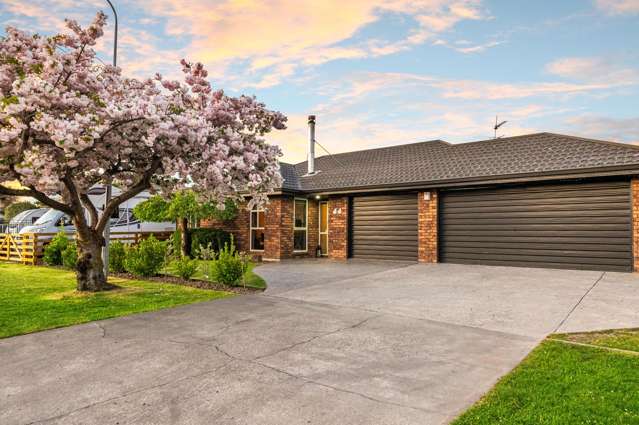 Space, solar, and triple garaging on 847sqm