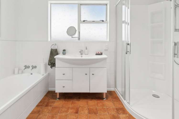 27 Turriff Crescent Tawa_10