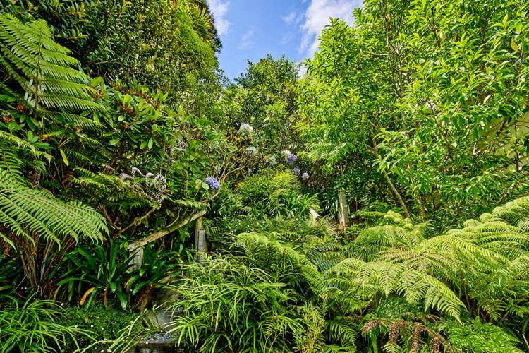 15 Whiorau Grove Lowry Bay_26