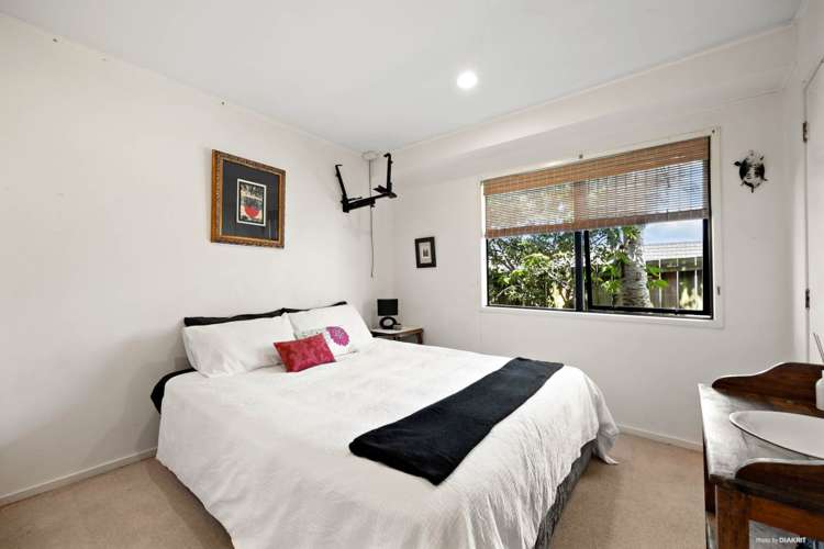 22 Voltaire Court Botany Downs_13