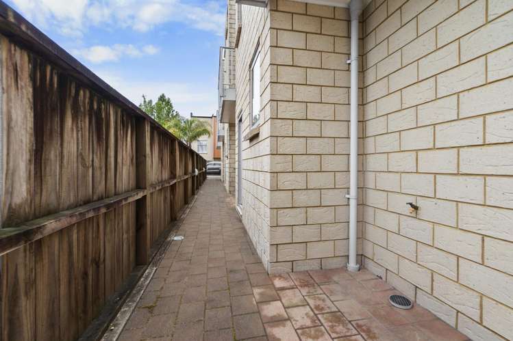 4/9 Vialou Street Hamilton Central_13