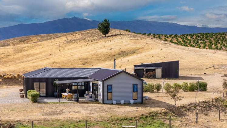 77 Leaning Rock Road_0