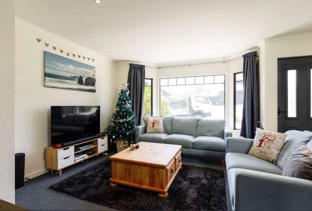 Modern 3-Bedroom Sunny Townhouse in Karori